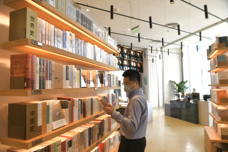 Books Share Beauty with Night Scenery(2)